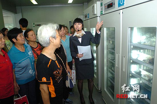 长沙市民在血液中心开放日感受无偿献血(组