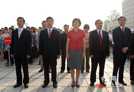 湖南省政府举行升国旗仪式庆祝建国60周年(组图)