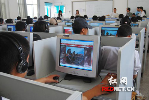 湖南科技大学3万余师生积极收看阅兵式(组图)