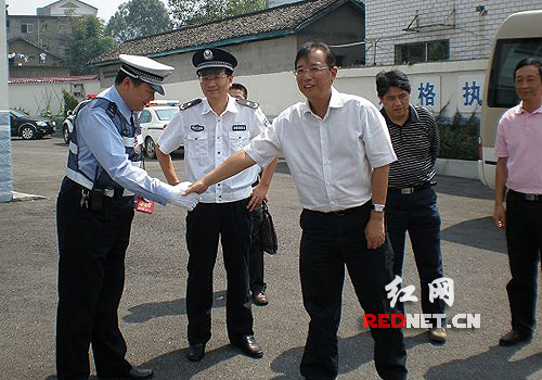 张家界市长看望慰问护航黄金周的基层交警(图