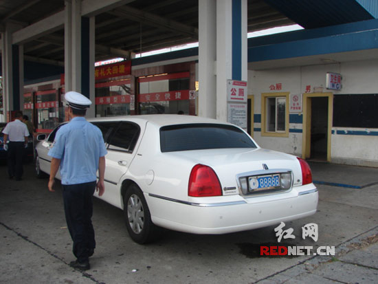 加长林肯遮挡号牌被查处 高速交警建立套牌车