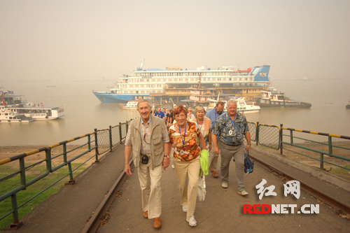 岳阳首次迎来五星级德国游轮载客观光(图)