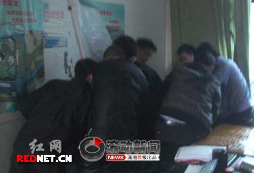 摩的司机不满车被扣 冲进交警队欲自焚(图)