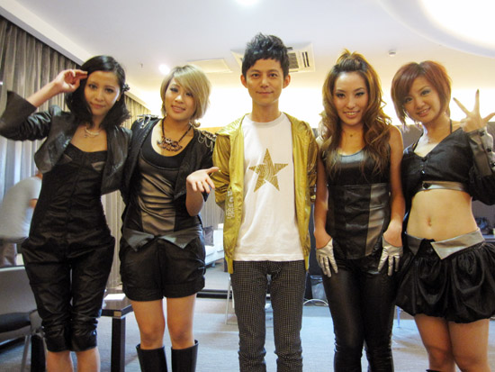 何炅初识s.p.y赞不绝口 后台合影显亲密(图)