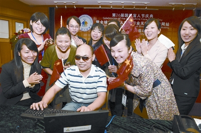 10月15日,盲人按摩医师潘宏清在长沙演示网络上“看”世界。本报记者罗新国摄