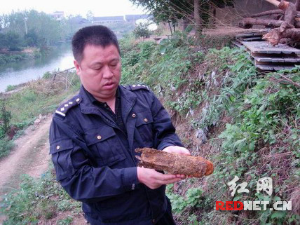 村民住房地基挖出炮弹 民警及时消除安全隐患