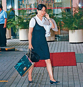 何超琼21日下午到养和医院探望父亲.
