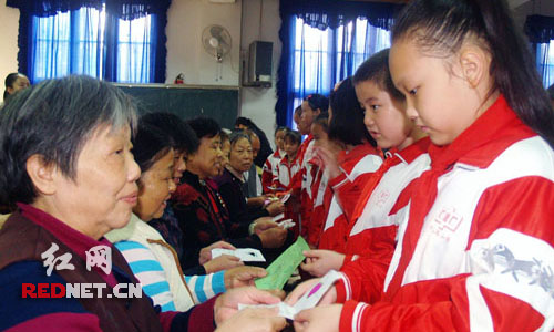 洪江区小学生开展四个一敬老活动(图)