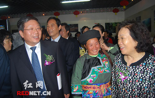 罗璾琦)到湘西旅游究竟带什么样的工艺品回去才最能体现湘西民族风情