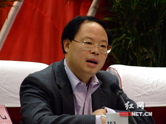 张剑飞:五一广场周边非法占道整治工作务必到