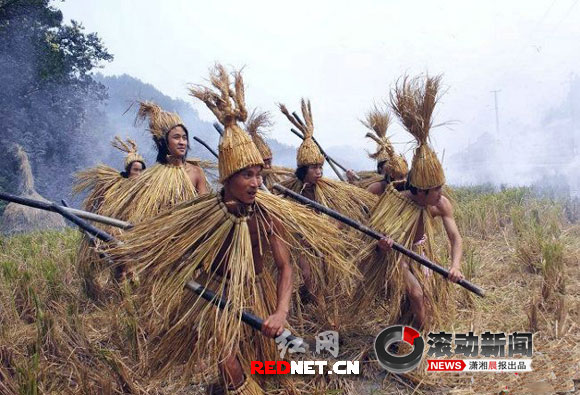 湖南奇特民俗茅古斯:男子裸身披稻草衣狂舞