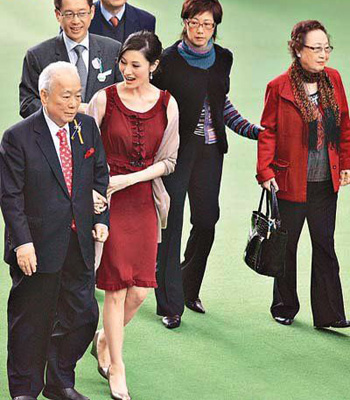 李嘉欣大赞公公<em>许世勋</em>(左)思想开通.(资料图)