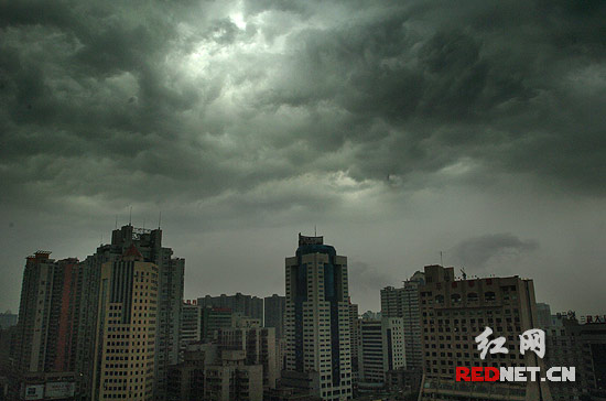 黑云压城雷雨大作 立冬第三日现长沙版《后天