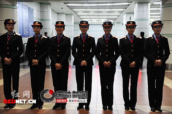 武广乘务员一亮相即成为风景(组图)
