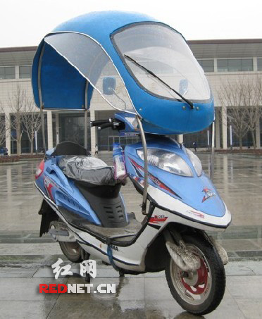 装了挡雨遮阳篷的电动车