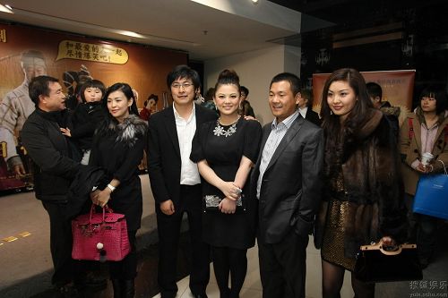 李湘产后亮相显富态+王岳伦坦白是\妻管严\