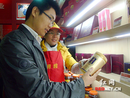 明园蜂业推出的天价蜂王浆受到参加农博会的市民关注。
