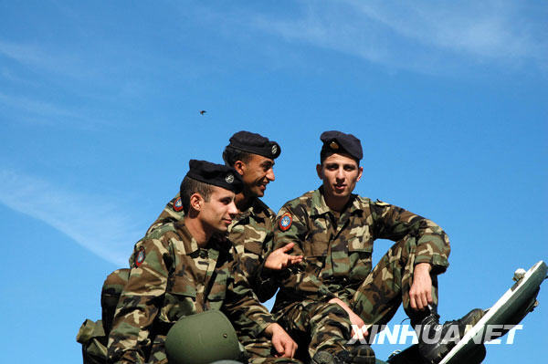 11月22日,在黎巴嫩首都贝鲁特市中心,参加独立日阅兵的士兵坐在坦克