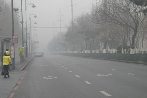 雾霾袭击16省区 多地航班出港受阻
