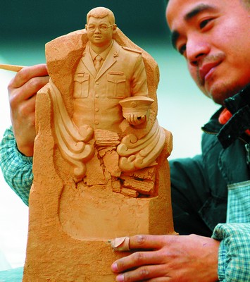 长沙师范雕塑教师两星期雕出爱民模范(图)