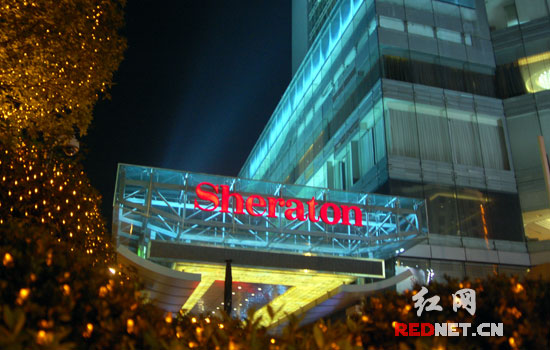 巨型圣诞树现身长沙运达喜来登酒店(图)