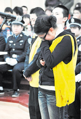 中南大学情侣搞传销同上法庭 女大学生当庭痛哭;  在昨日的庭审中