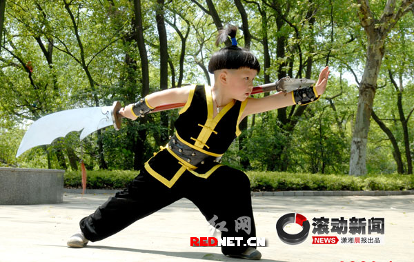 拍案惊奇!湖南6岁男童耍关公刀呼呼生风(图)