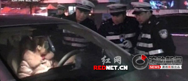 永州:<em>交警</em>队夜查酒驾 <em>女司机</em>弃车而逃(视频)