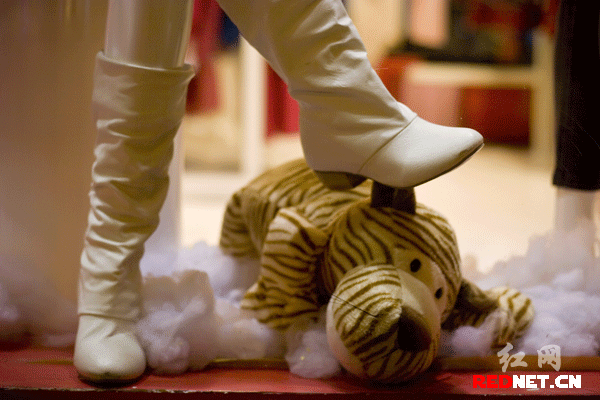 <em>美女</em>,你<em>踩</em>得我好痛_图片频道_红网