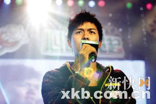 吴克群择偶标准曝光:女友要有胸又有脑