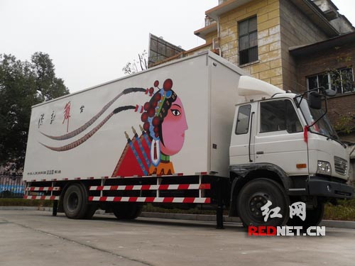株洲县获赠流动舞台车 价值36万(图)
