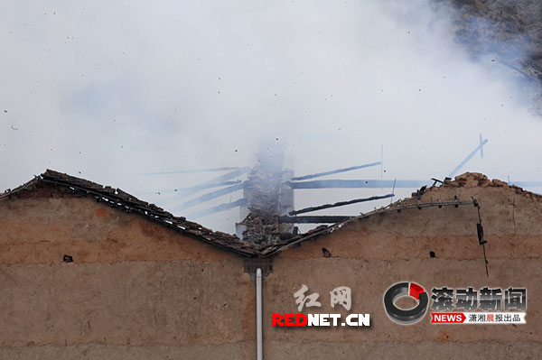 镜头直击:湖南一鞭炮厂连环爆炸现场救援全程