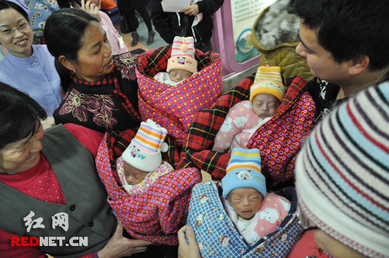 弟在父母、奶奶、舅奶的怀抱下回到出生地湖南省妇幼保健院