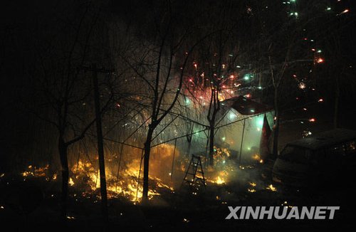 北京丰台烟花销售网点起火 两辆车被烧毁(图)