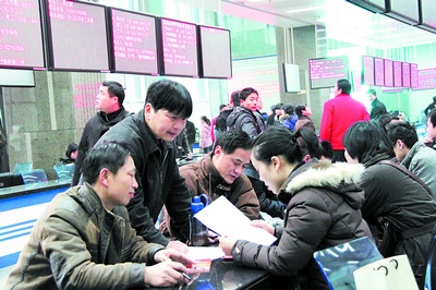 前日,由长沙晚报报业集团等单位联合举办的“职场直通车”大型促就业公益活动启动,吸引了不少招聘单位和应聘者前往。记者余志雄实习生张奇涛摄影报道