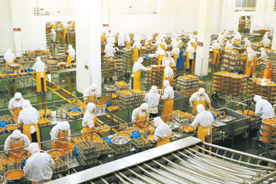 图为湖南熙可食品有限公司出口酸性水果罐头