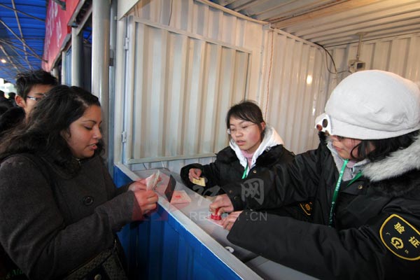 湖南娄底志愿者宣传车票实名制 爱心助春运