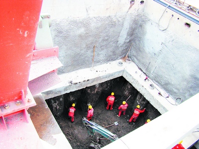 东岸竖井:长10米,宽9米的竖井将深入地下35米,成为施工设备,材料和