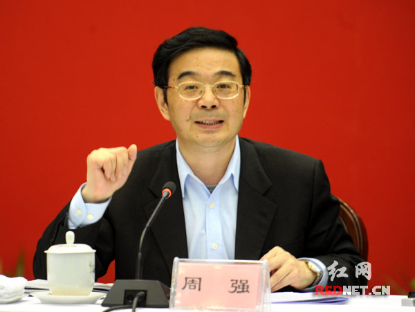 湖南省委副书记、省长周强在座谈会上讲话。