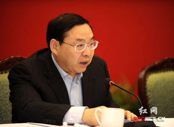 湖南省委副书记梅克保主持座谈会。