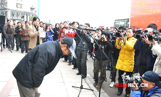 孟昭良在送别仪式上向张家界父老乡亲鞠躬。