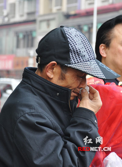 孟昭良在送别仪式上潸然泪下。
