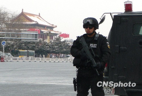2010年3月8日,北京,全副武装的特警在雪后的长安街上值勤,确保全国