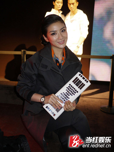 黄奕尽地主之谊 与阮经天一同出席品牌party