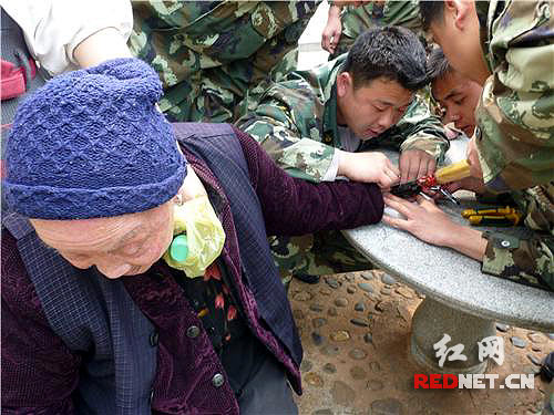 符号戴了几十年竟成魔戒嵌进指腹v符号消防官戒指qq女生闺网名蜜带图片