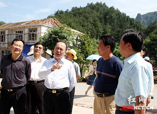 邵阳市委书记童名谦在新宁崀山申报世界自然遗产民居改造现场办公。