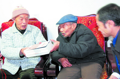 两位远征军老兵68年后首次握手