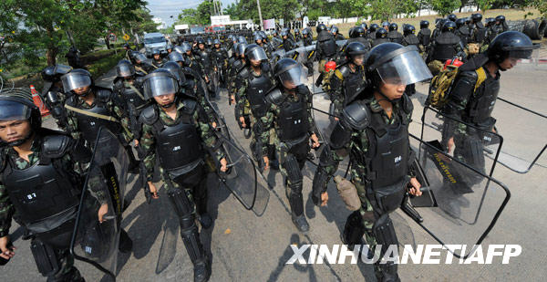 3月23日,在泰国首都曼谷,泰国士兵和防暴警察在公共卫生部前警戒.