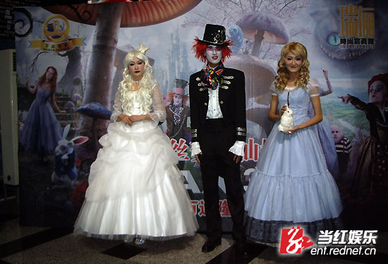 《爱丽丝梦游仙境》上映 女观众欢心男观众失