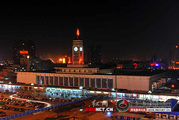 3月27日晚,俯拍长沙火车站熄灯前后 图 潇湘晨报摄友团 肖克